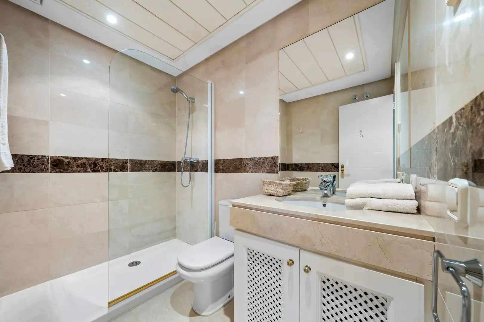 Badezimmer von Wohnungen zur Miete in Benahavís mit Klimaanlage, Terrasse und Schwimmbad