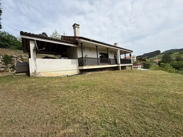 Vista exterior de Casa o xalet en venda en Avilés amb Jardí privat, Terrassa i Moblat