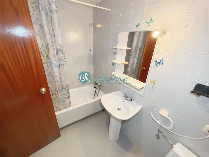 Baño de Piso en venta en Segovia con Calefacción y Terraza