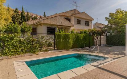 Vista exterior de Casa o xalet en venda en  Granada Capital amb Aire condicionat, Terrassa i Piscina