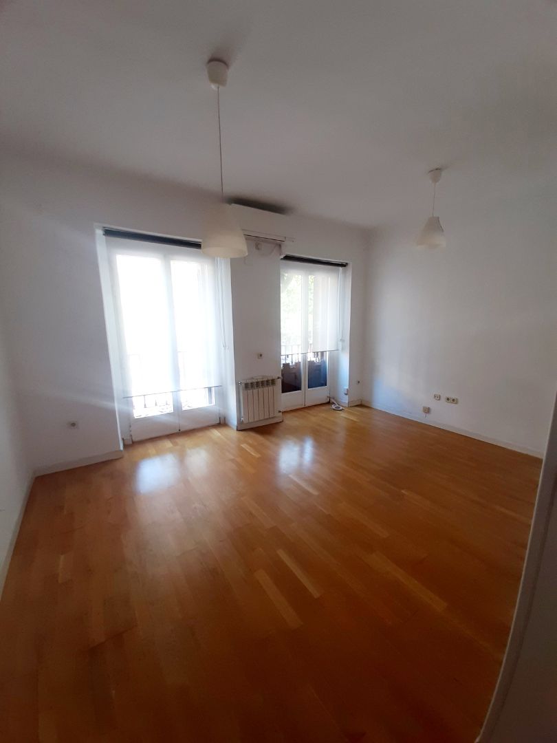 Living room of Flat to rent in  Madrid Capital  with Air Conditioner, Heating and Parquet flooring
