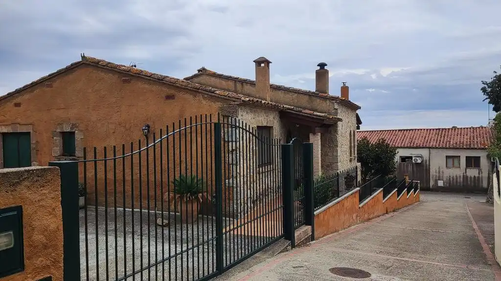Vista exterior de Casa o xalet en venda en Masarac i Vilarnadal amb Aire condicionat, Calefacció i Jardí privat