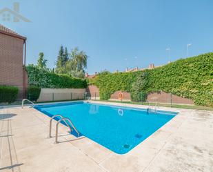 Piscina de Casa adosada en venda en Boadilla del Monte amb Aire condicionat