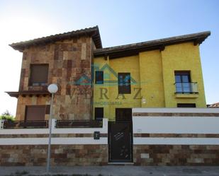 Vista exterior de Casa o xalet en venda en Calera y Chozas amb Aire condicionat i Piscina