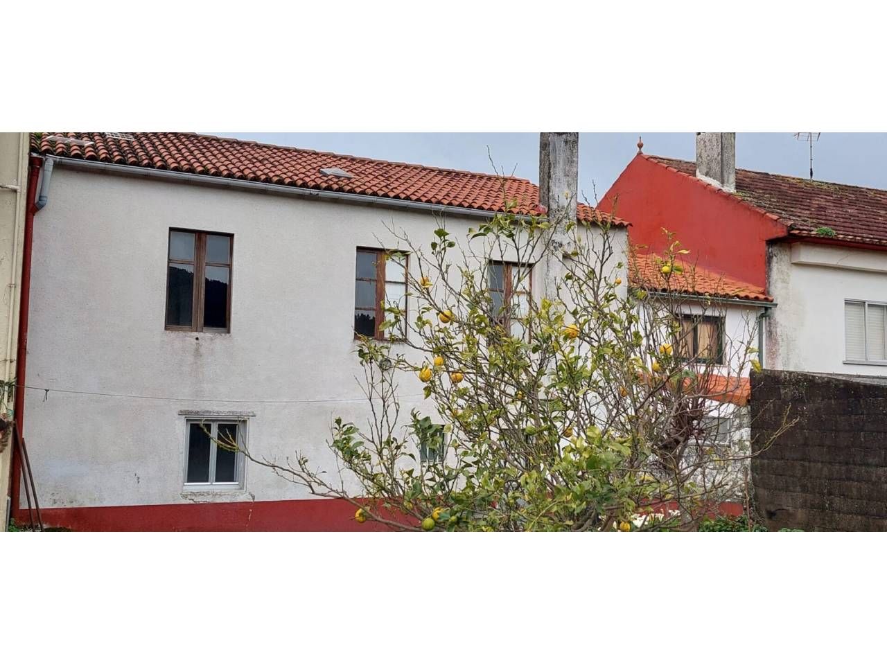 Vista exterior de Casa adosada en venda en Vilagarcía de Arousa amb Jardí privat