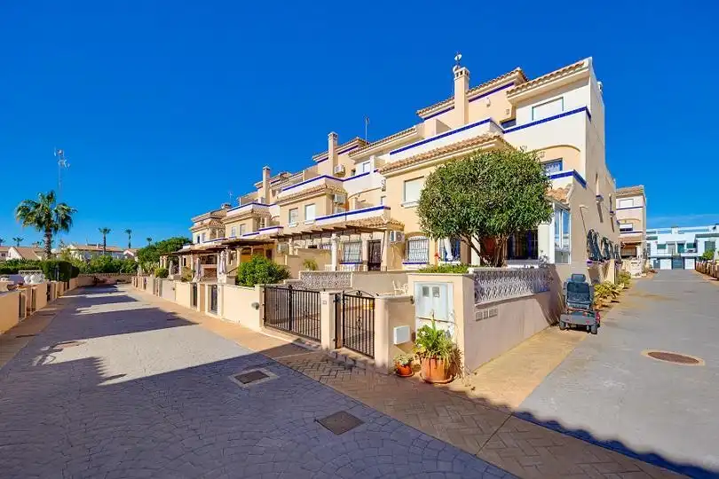 Vista exterior de Casa adosada en venda en Orihuela amb Aire condicionat, Calefacció i Traster