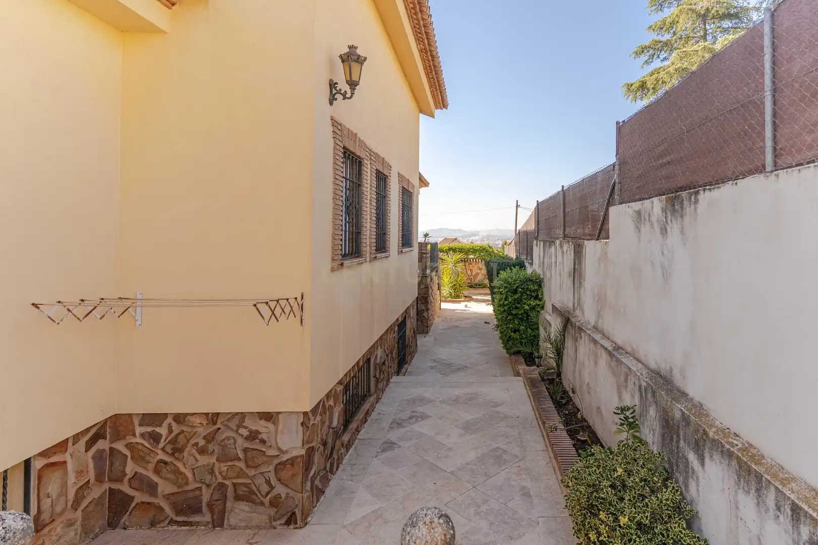 Vista exterior de Casa o xalet en venda en La Zubia amb Jardí privat, Traster i Piscina