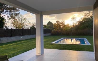 Terrassa de Casa o xalet en venda en Oleiros amb Terrassa i Piscina