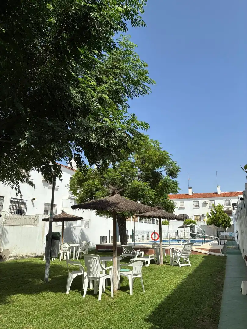 Vista exterior de Casa adosada en venta en Mairena del Aljarafe con Aire acondicionado, Terraza y Trastero