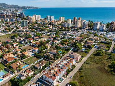 Casa aparellada amb balcó en venda a Benicasim Golf