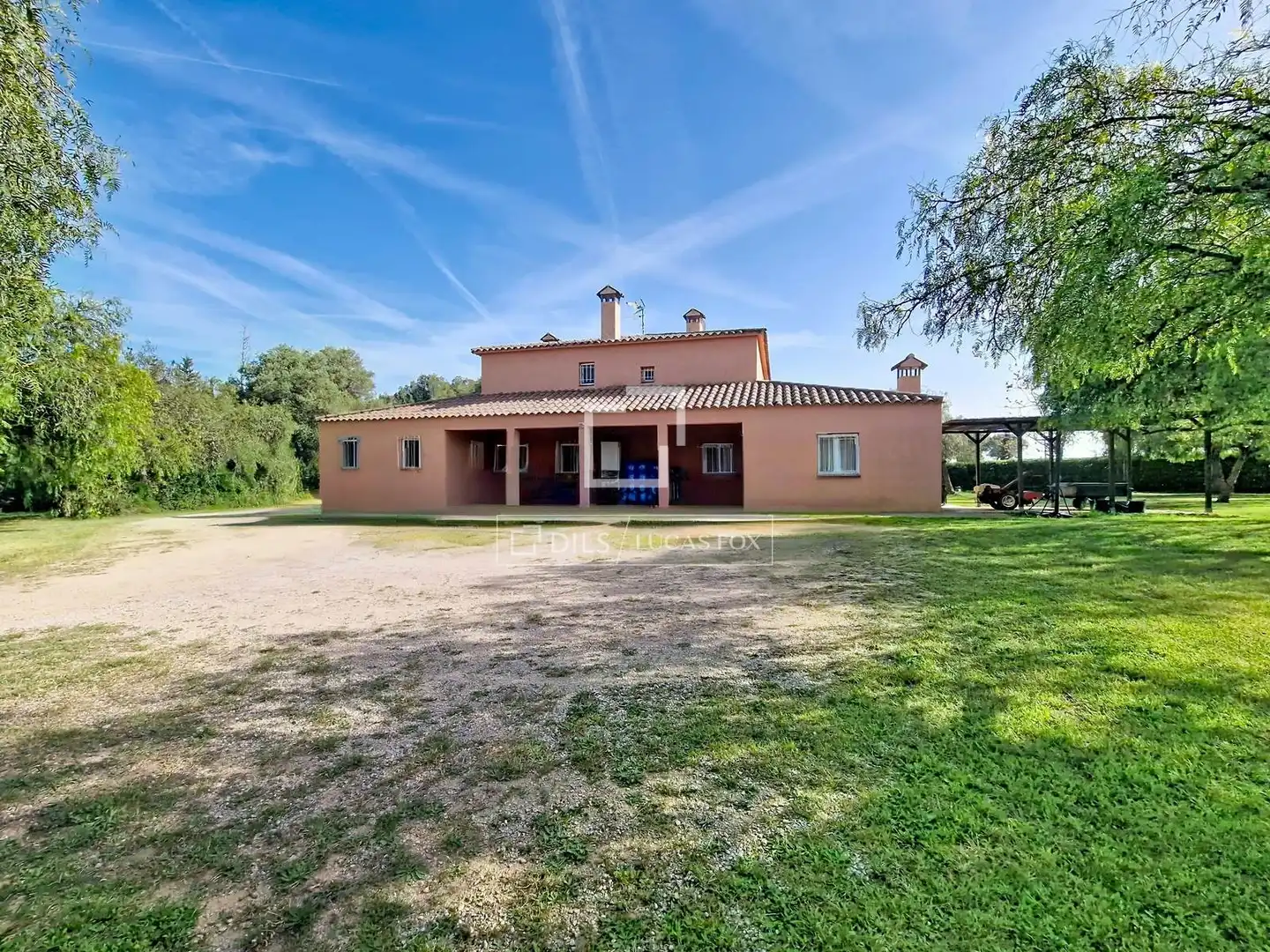 Vista exterior de Finca rústica en venda en Vilanova i la Geltrú amb Aire condicionat, Calefacció i Jardí privat