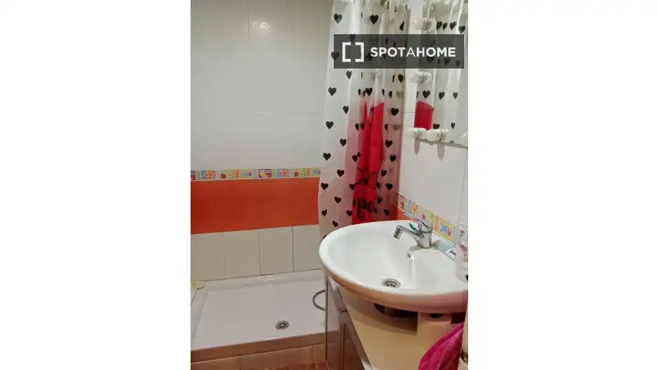 Bathroom of Flat for share in Badalona  with Air Conditioner, Terrace and Furnished