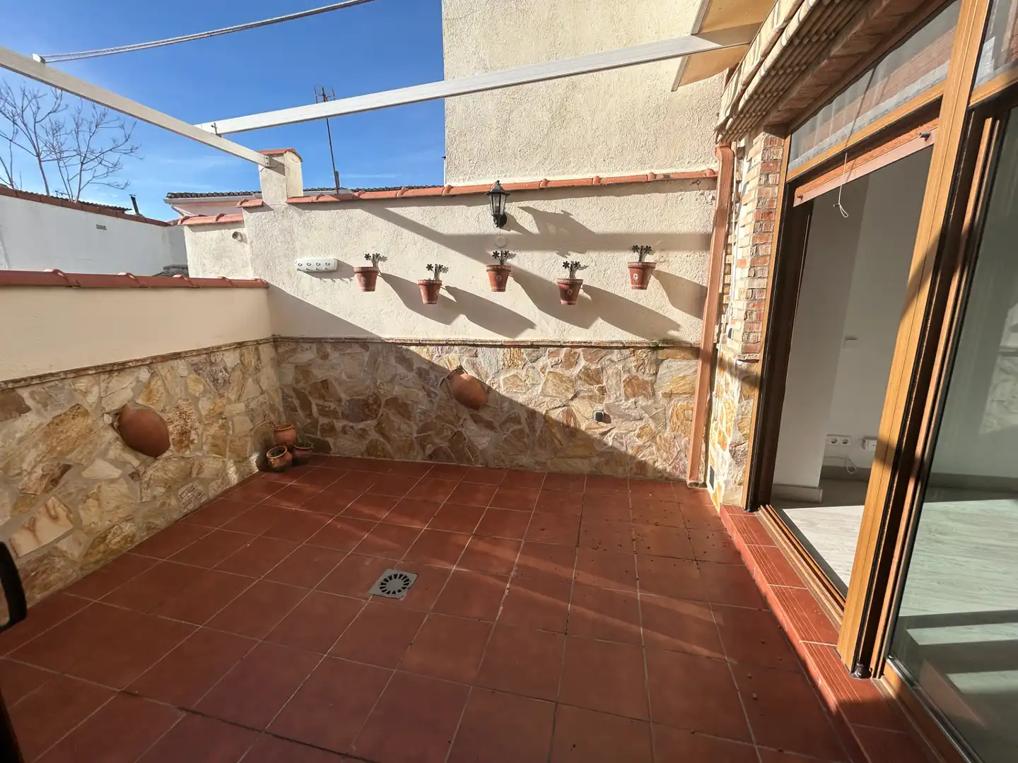 Terrasse von Einfamilien-Reihenhaus zum Verkauf in Corpa mit Klimaanlage, Heizung und Terrasse