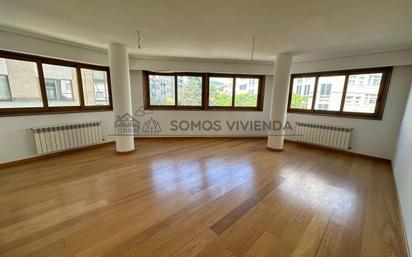 Sala d'estar de Pis en venda en Ourense Capital  amb Balcó