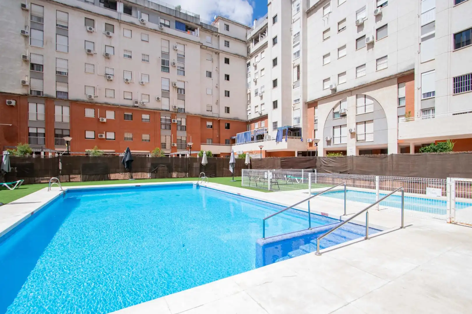 Piscina de Pis en venda en Sevilla amb Aire condicionat, Calefacció i Piscina comunitària