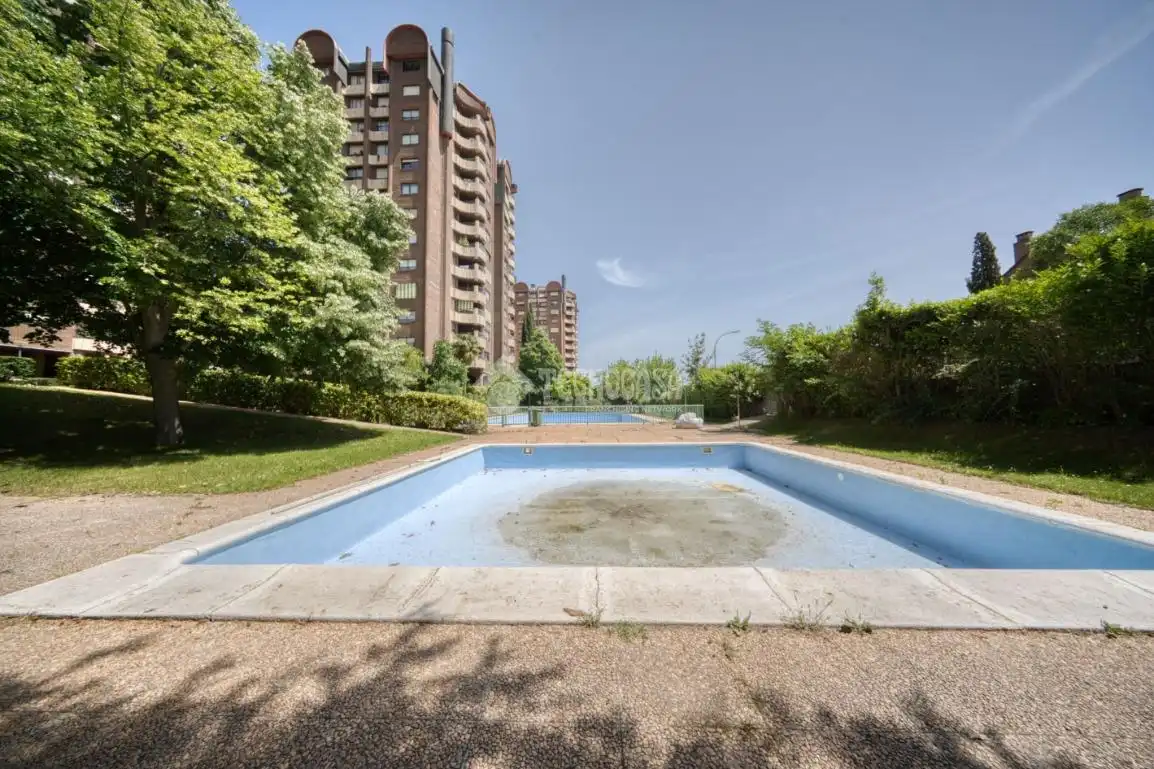 Piscina de Piso en venta en Valladolid con Calefacción, Terraza y Trastero