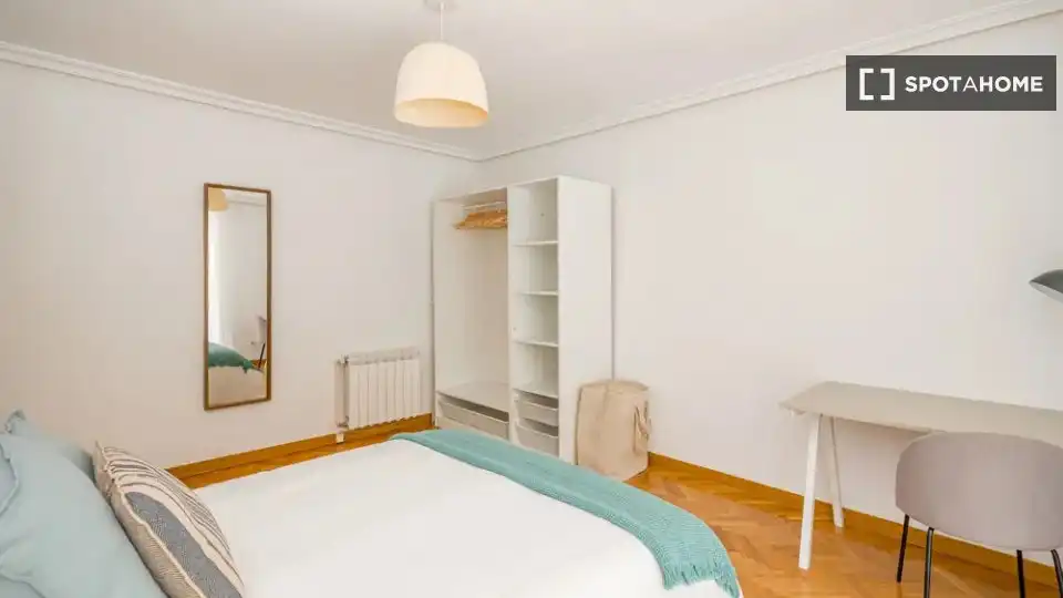 Bedroom of Flat for rent in Madrid  with Air Conditioner, Heating and Furnished