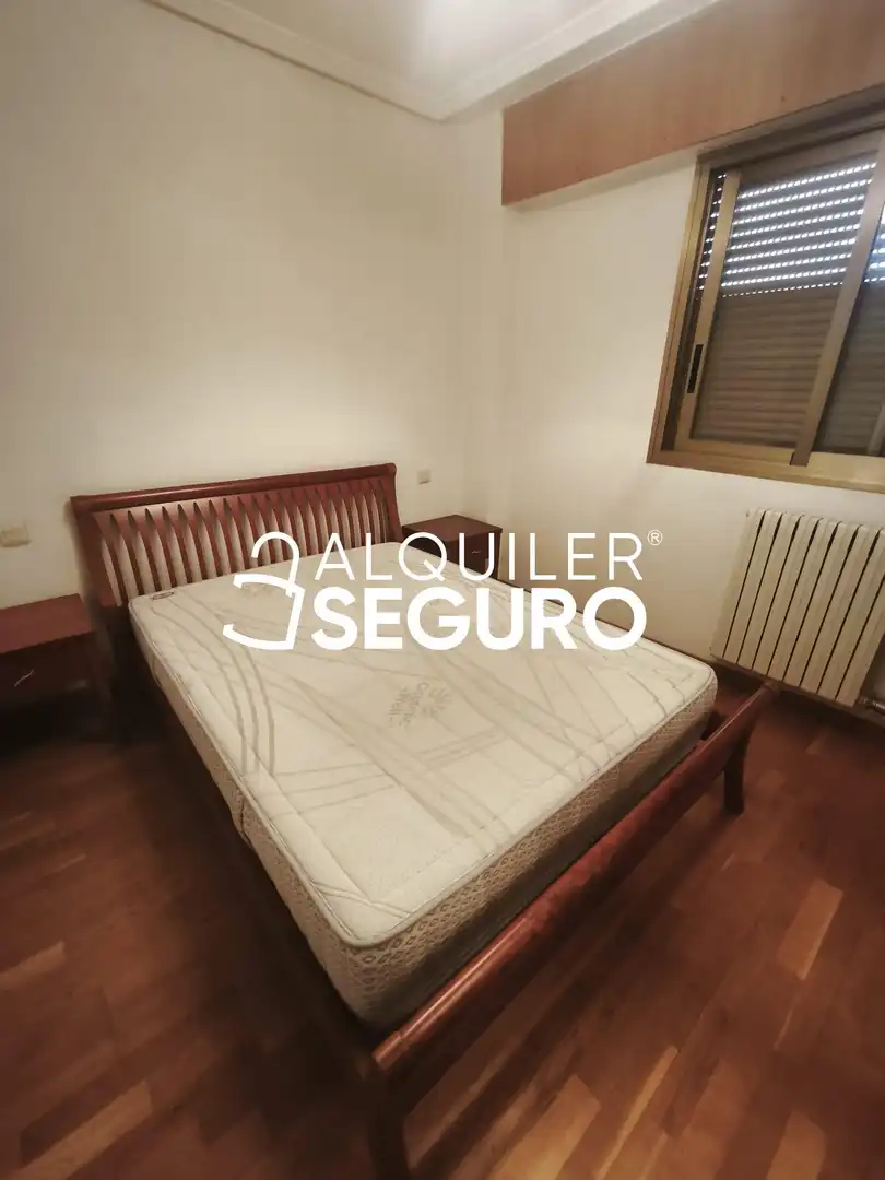 Schlafzimmer von Wohnung zur Miete in Zaragoza mit Heizung und Möbliert