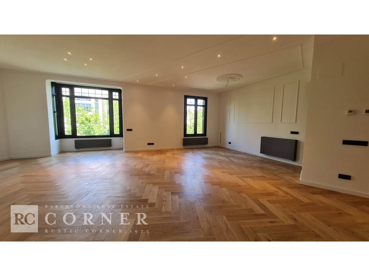 Exterior view of Flat for sale in  Barcelona Capital  with Air Conditioner, Heating and Parquet flooring