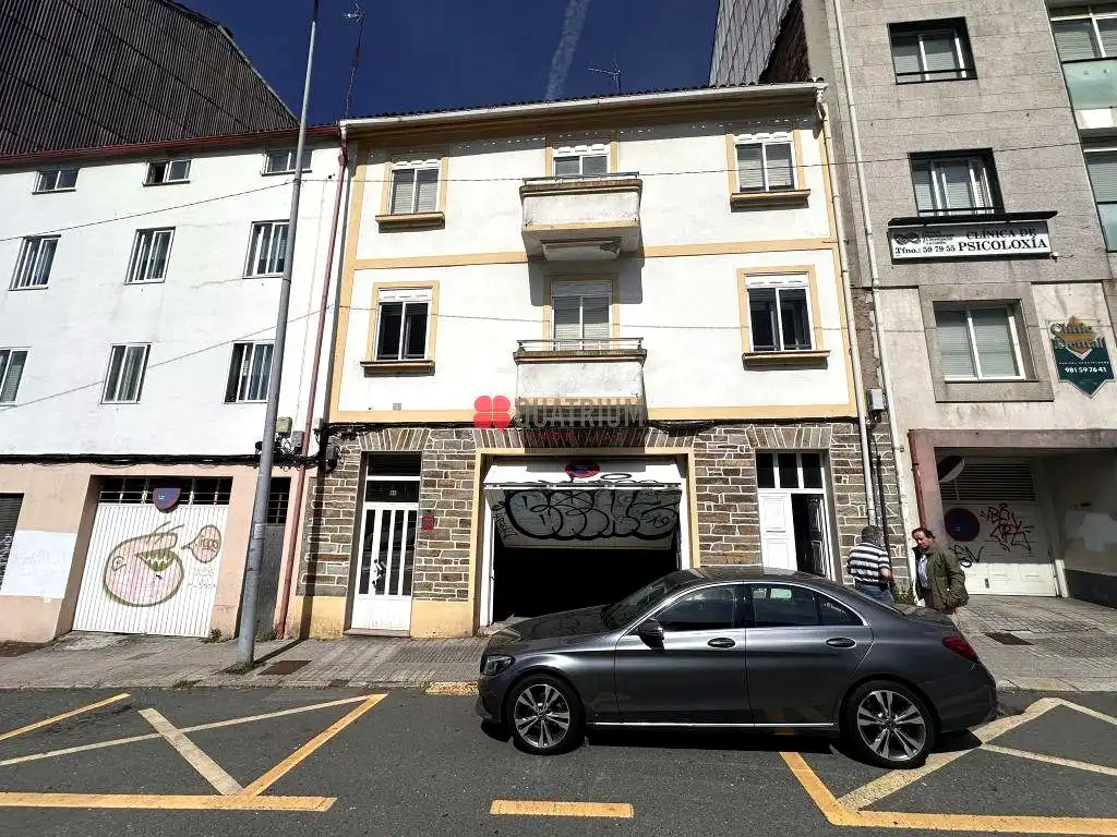 Aparcament de Casa o xalet en venda en Santiago de Compostela  amb Terrassa, Traster i Balcó