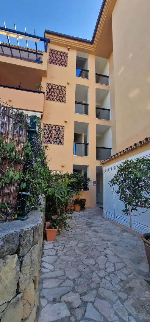 Vista exterior de Pis en venda en Marbella amb Terrassa i Piscina comunitària
