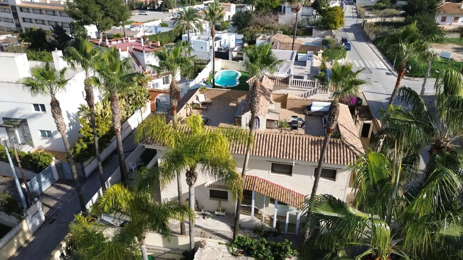 Vista exterior de Casa o xalet en venda en L'Alfàs del Pi amb Aire condicionat, Calefacció i Jardí privat