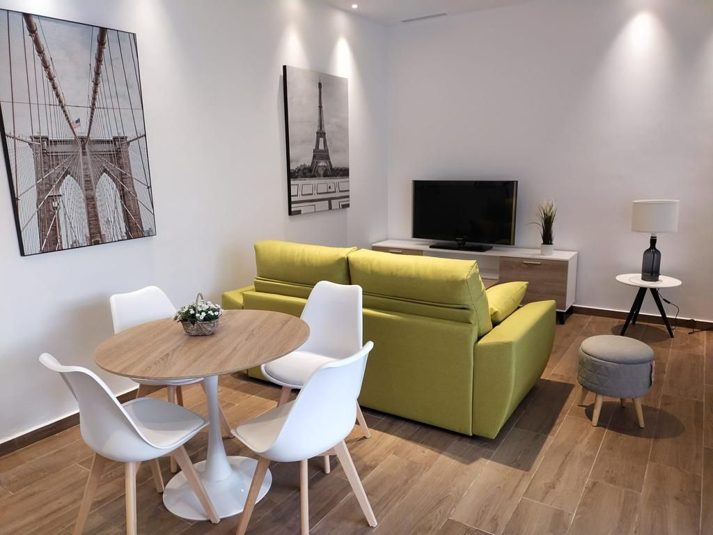 Sala d'estar de Pis de lloguer en Málaga Capital amb Aire condicionat, Terrassa i Moblat