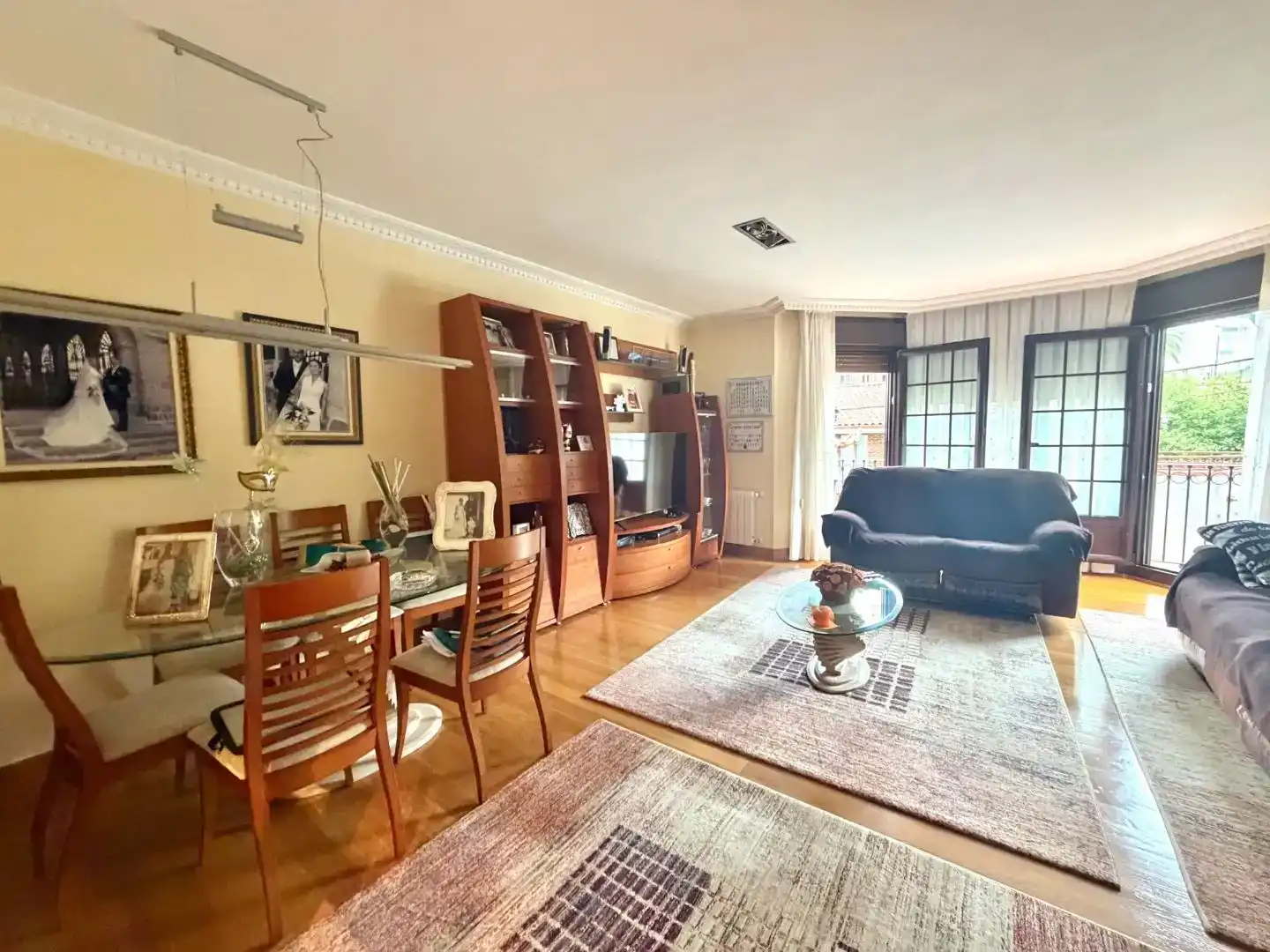 Sala de estar de Casa adosada en venta en Castro-Urdiales con Balcón