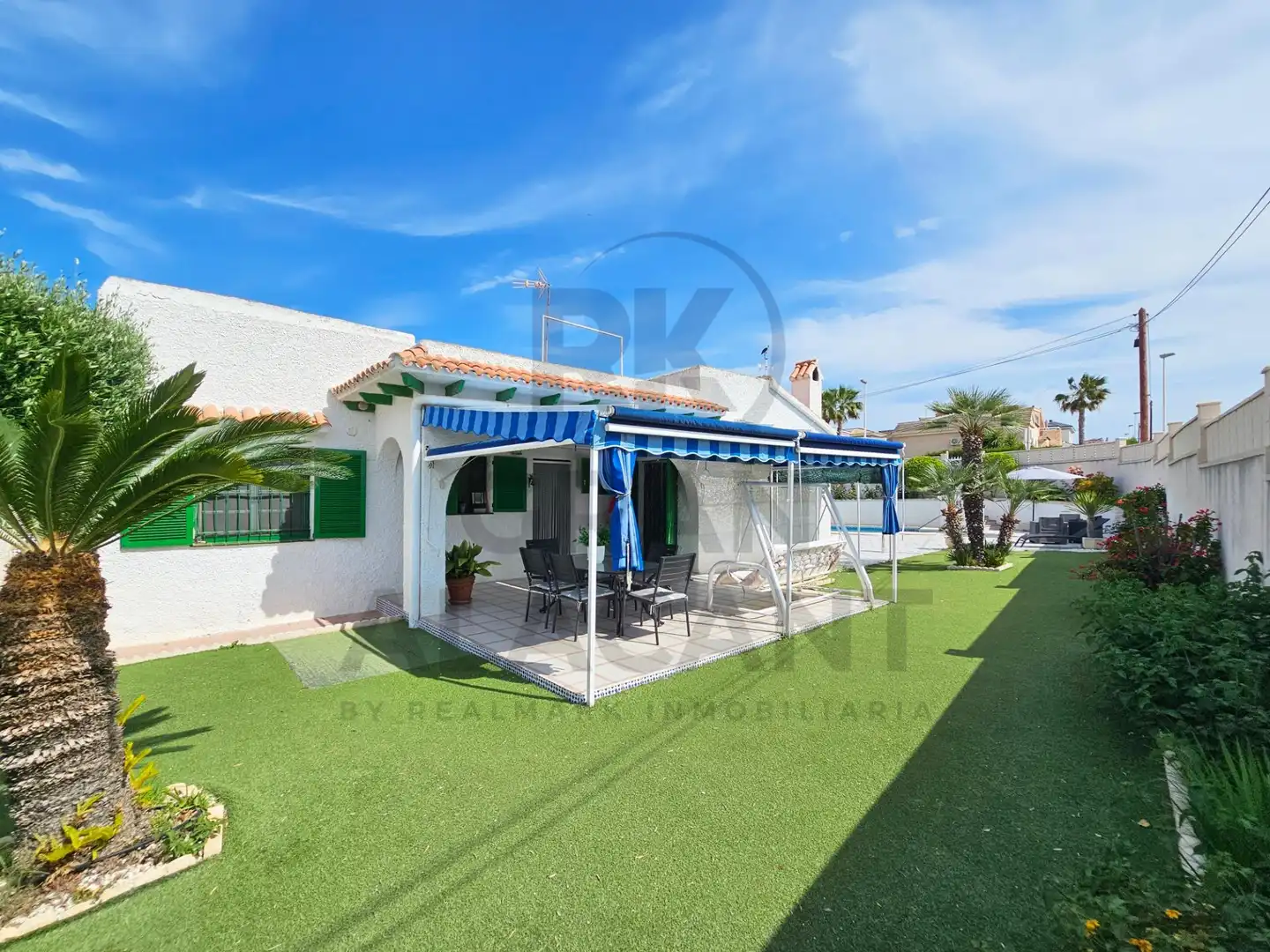 Detached house with pool for sale in Los Arenales del Sol