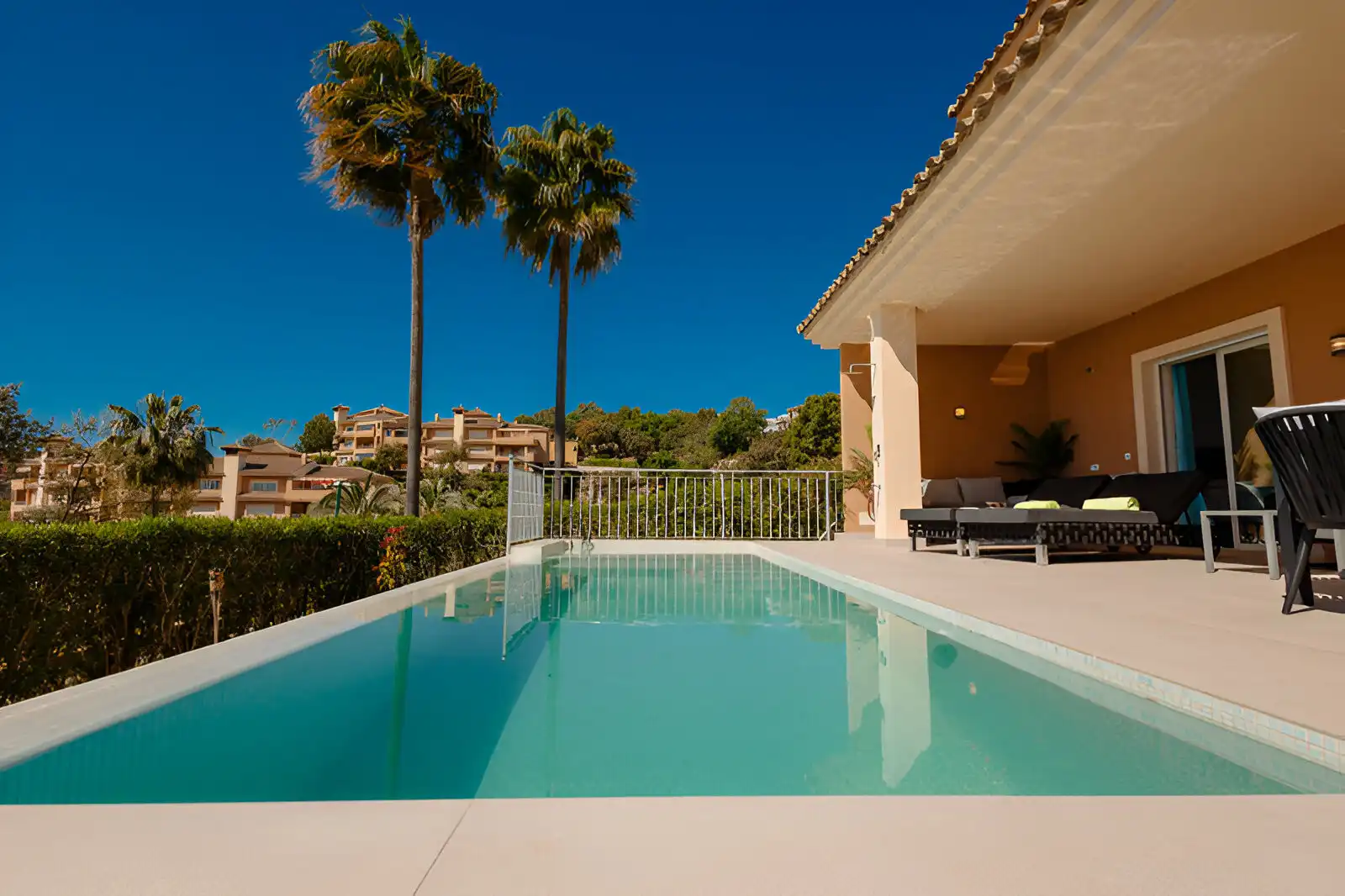 Schwimmbecken von Erdgeschoss zum Verkauf in Marbella mit Klimaanlage, Privatgarten und Terrasse