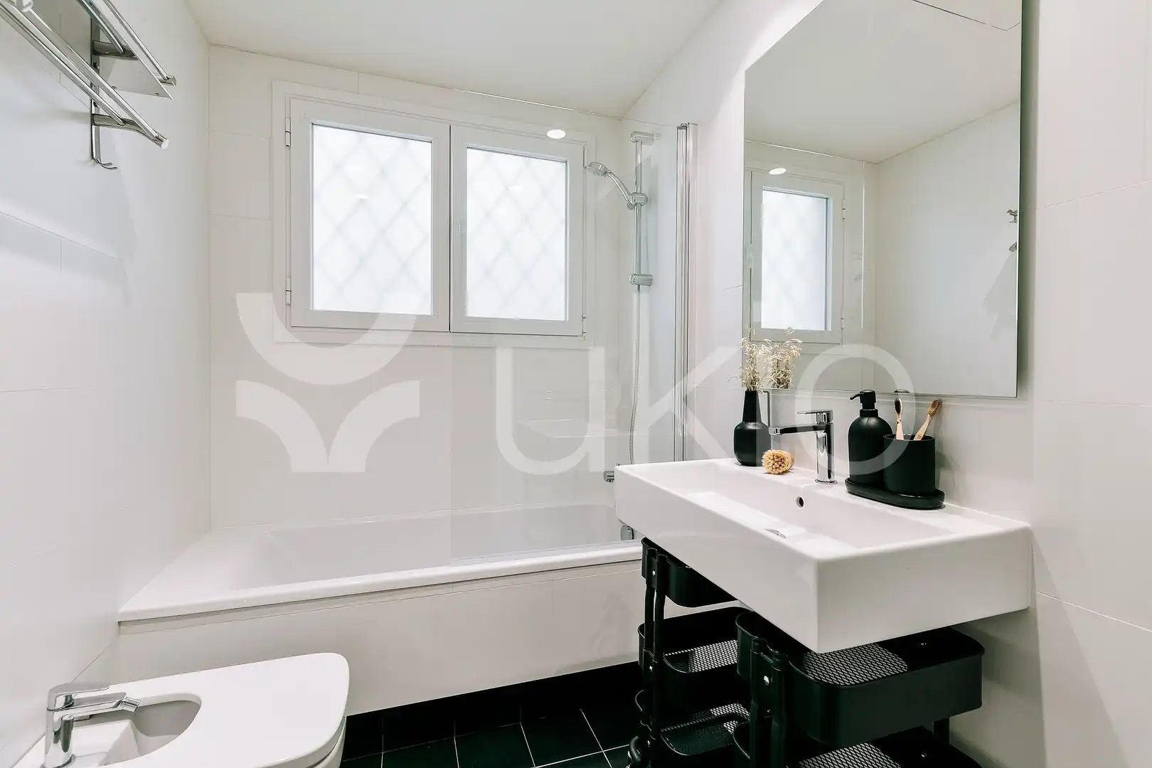 Bany de Apartament de lloguer en Barcelona amb Aire condicionat, Calefacció i Moblat