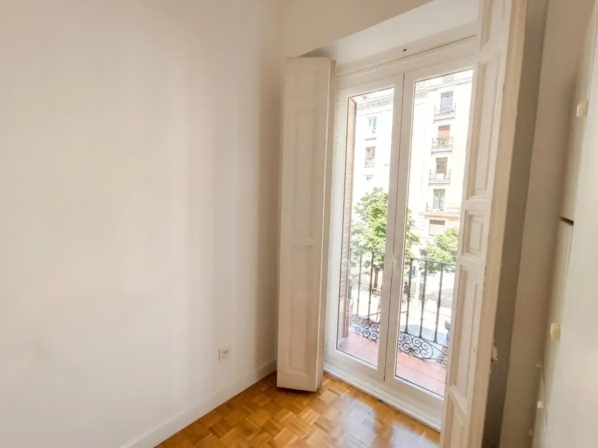Habitación de Piso en venta en Madrid con Trastero