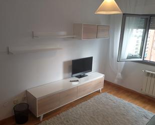 Sala d'estar de Apartament de lloguer en Oviedo  amb Calefacció, Parquet i Traster