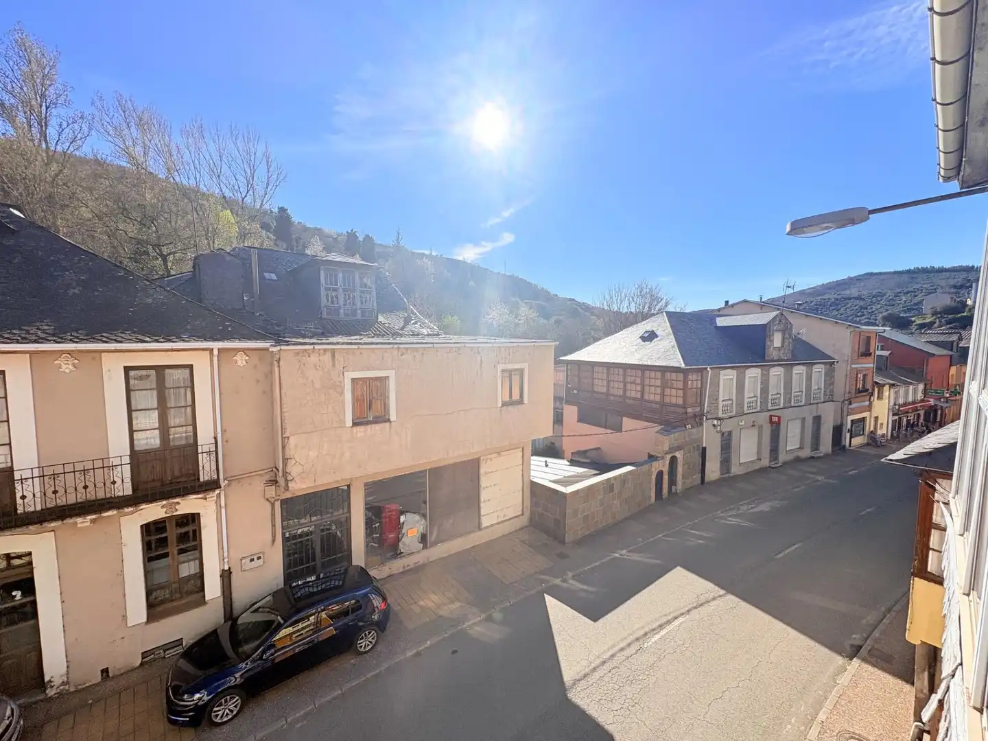 Vista exterior de Edificio en venta en Torre del Bierzo