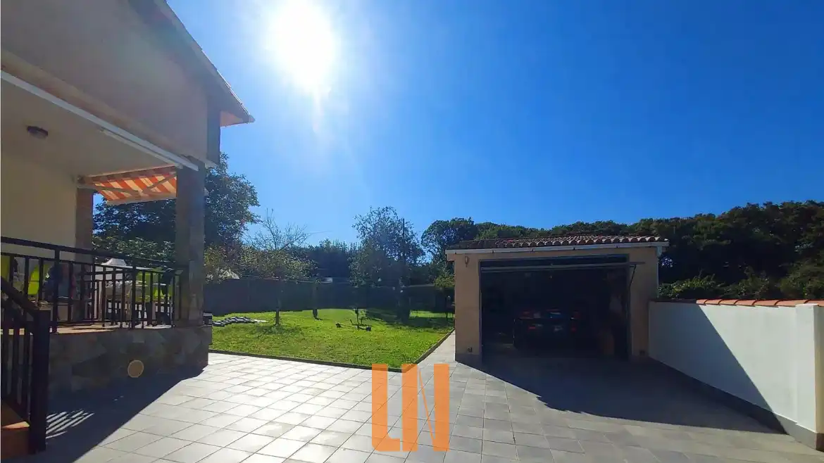 Jardín de Casa o chalet en venta en Oleiros con Calefacción, Jardín privado y Parquet