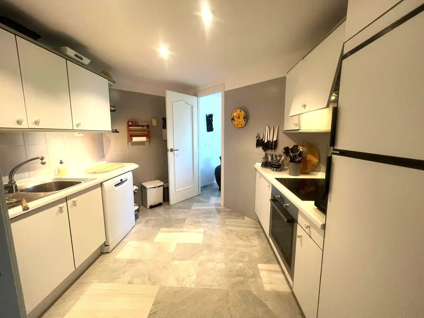 Küche von Maisonette zum Verkauf in Estepona mit Klimaanlage, Terrasse und Abstellraum