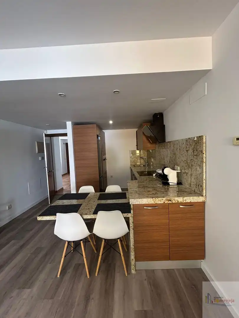 Cuina de Apartament de lloguer en Torrevieja amb Aire condicionat, Calefacció i Terrassa