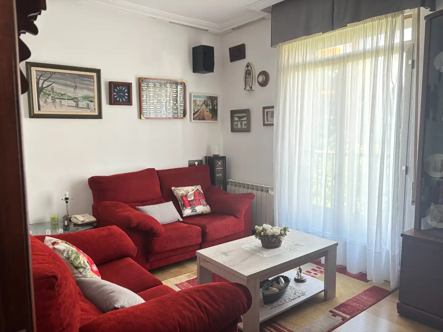 Sala d'estar de Pis en venda en Donostia - San Sebastián  amb Calefacció, Traster i Moblat