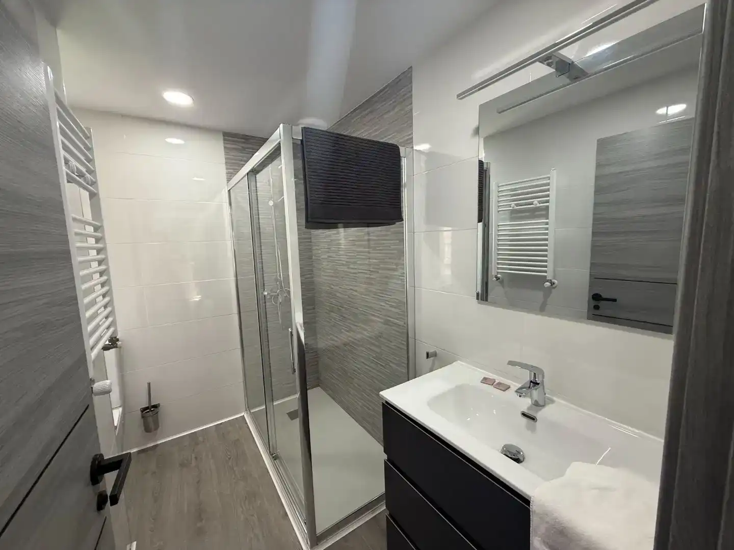 Badezimmer von Haus oder Chalet zur Miete in Santander mit Privatgarten, Möbliert und Ofen