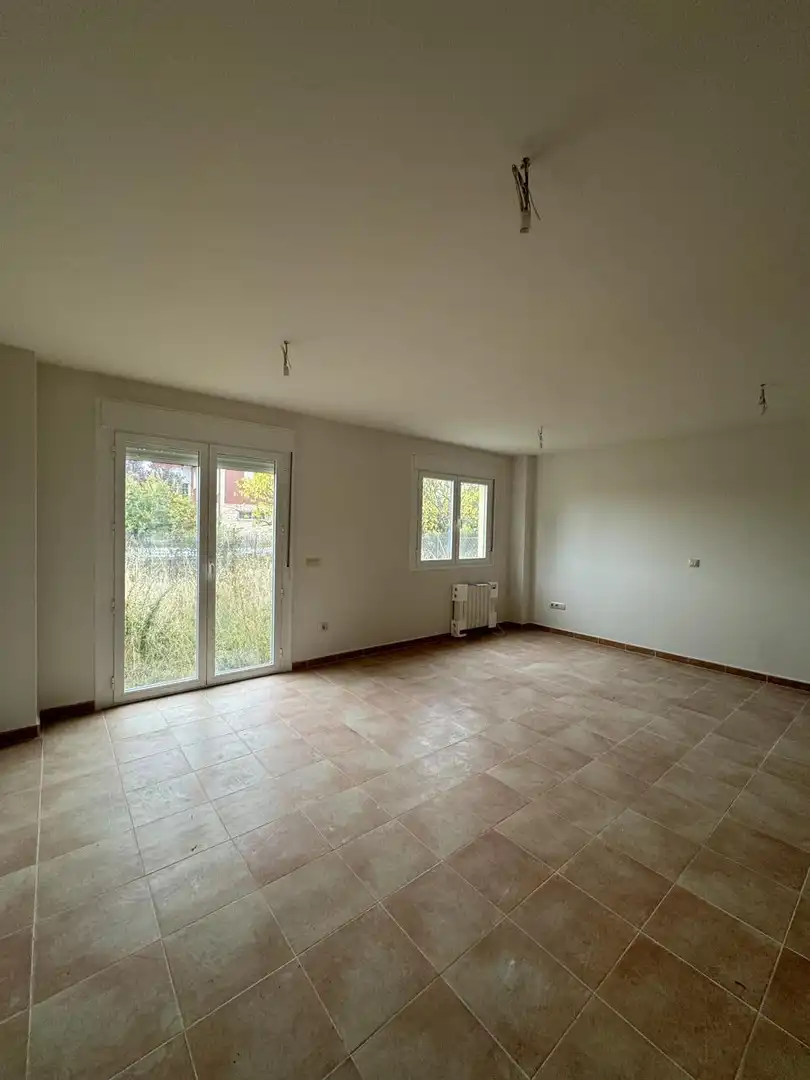 Sala d'estar de Casa adosada en venda en Albalate de Zorita amb Calefacció, Jardí privat i Alarma