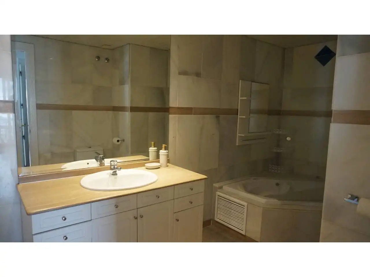 Apartamento con piscina en alquiler en Puerto Marina, imagen 16