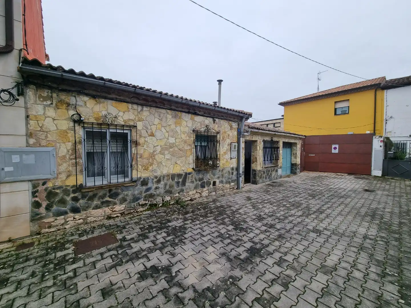 Vista exterior de Casa adosada en venda en Burgos amb Jardí privat