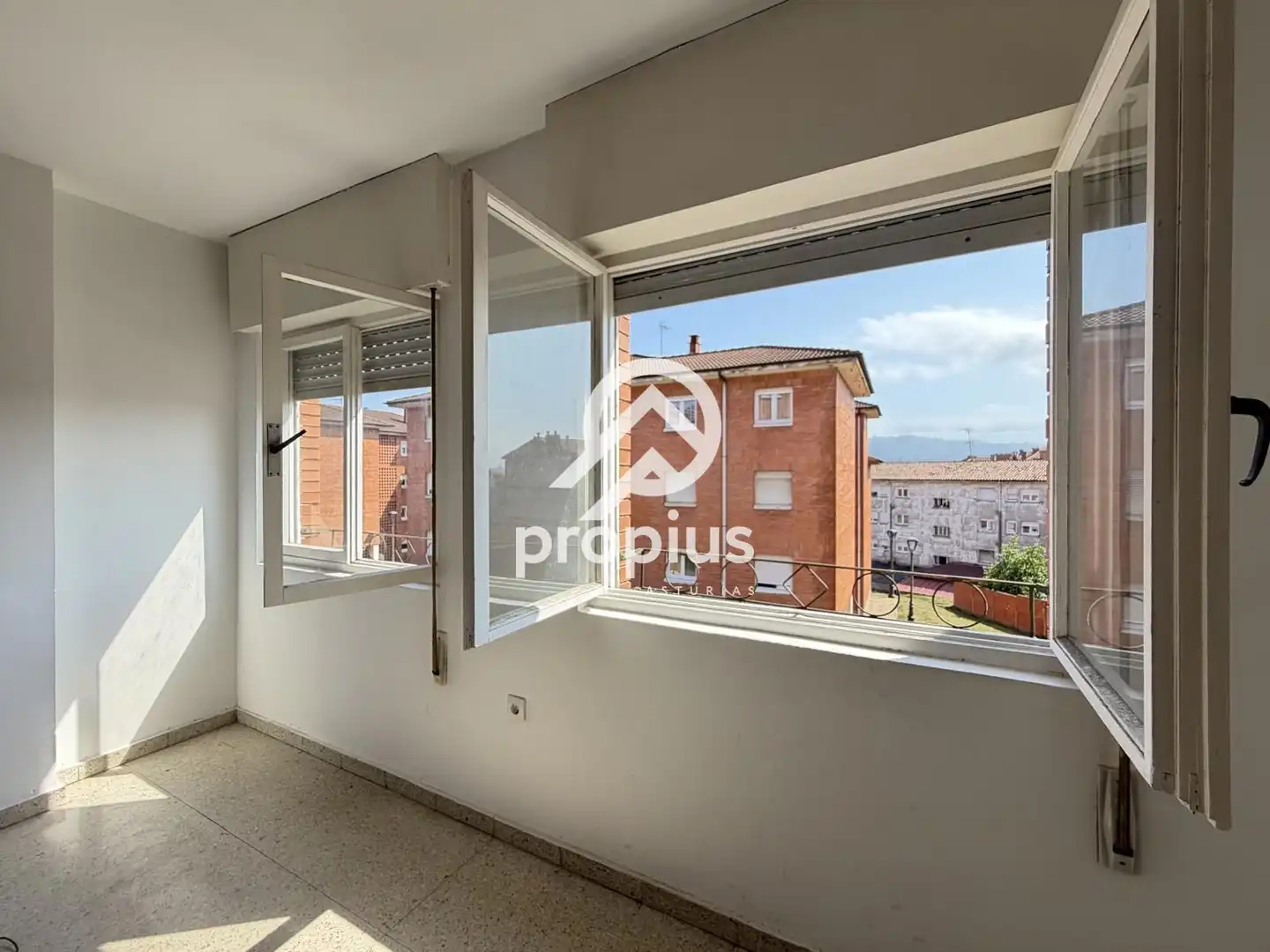 Vista exterior de Pis en venda en Llanera amb Calefacció