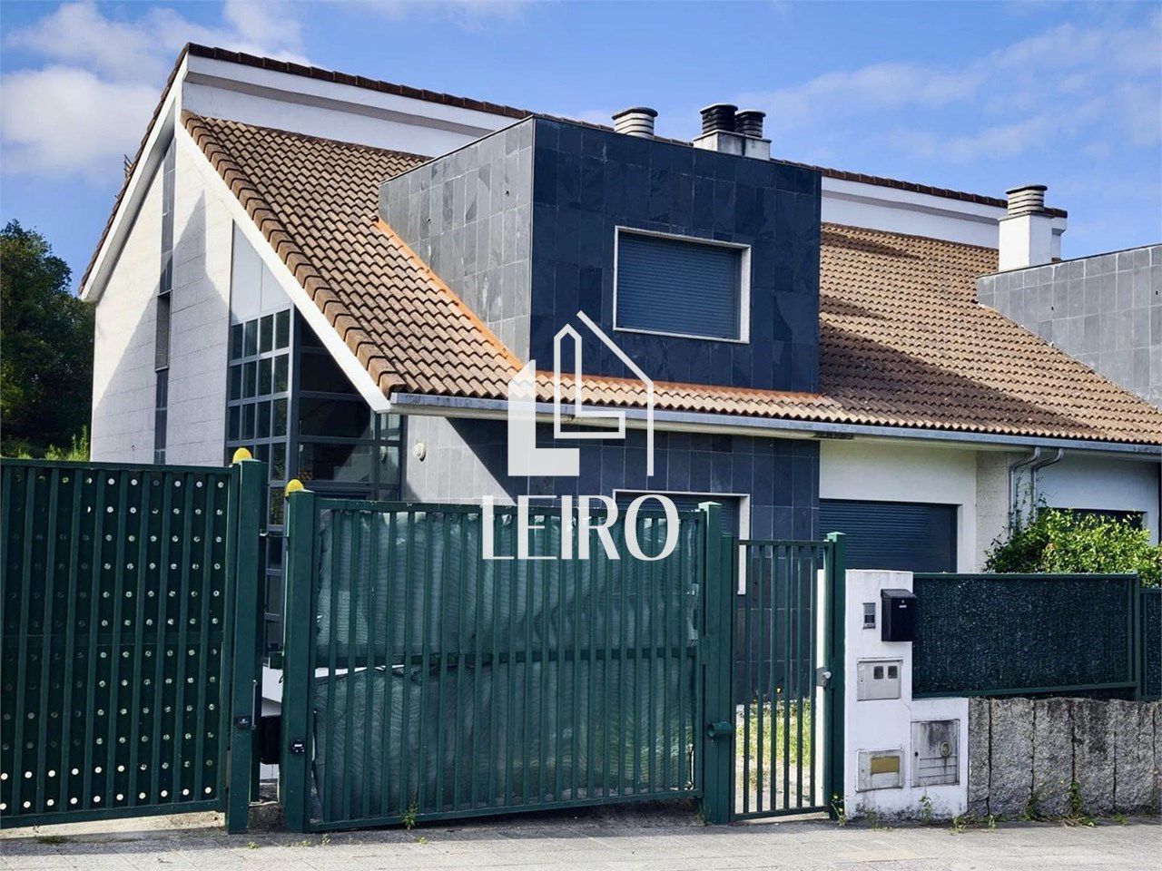 Vista exterior de Casa o xalet en venda en Vilagarcía de Arousa amb Calefacció, Jardí privat i Terrassa