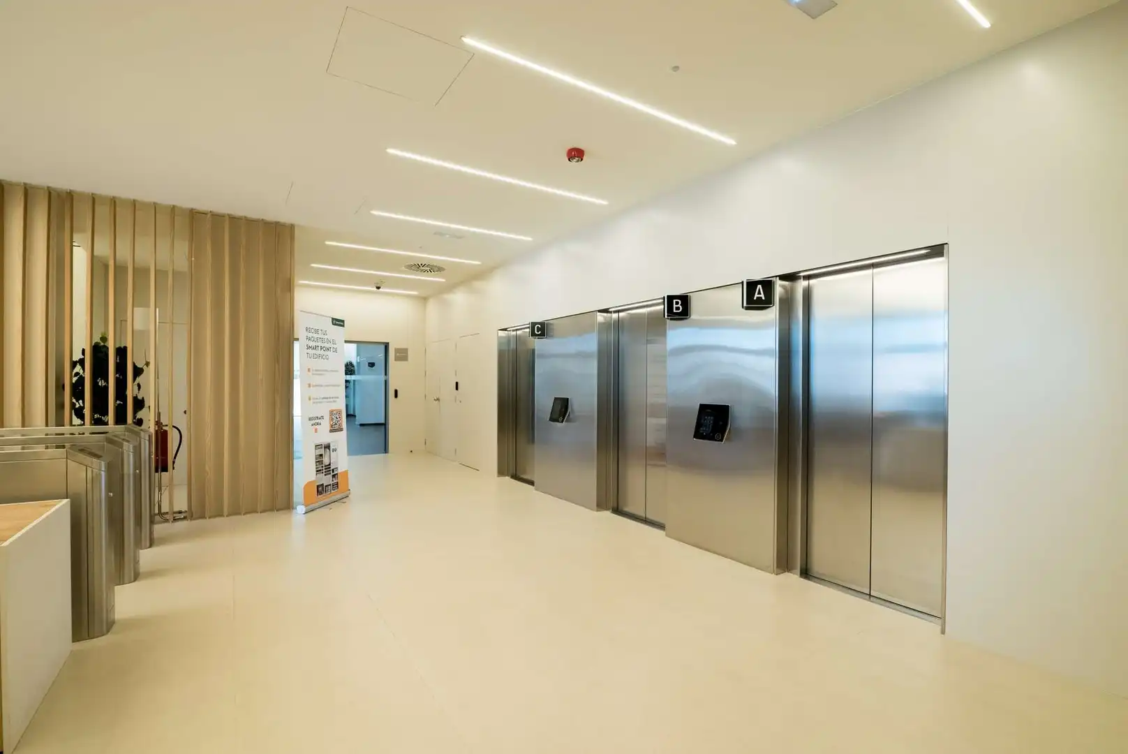 Oficina de alquiler en Cornellà de Llobregat con Aire acondicionado, Calefacción y Terraza