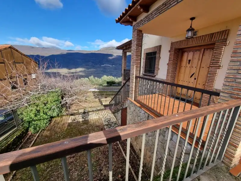 Vista exterior de Casa o xalet en venda en Valdastillas amb Aire condicionat, Calefacció i Terrassa