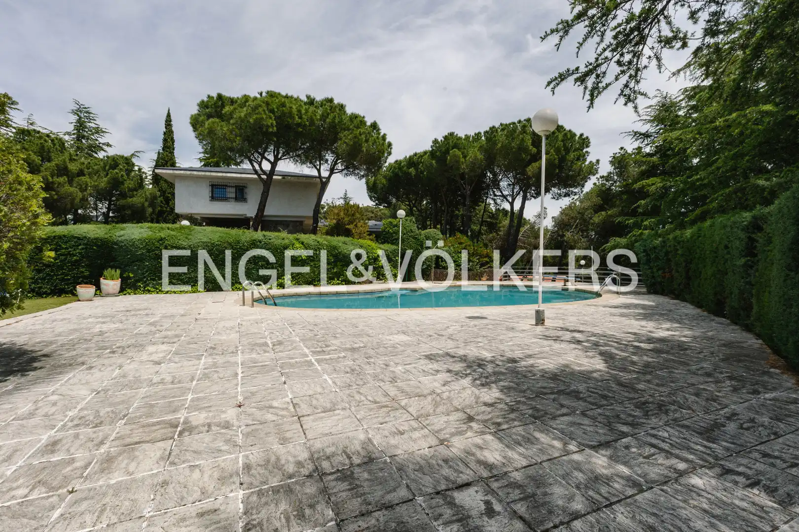 Vista exterior de Casa o xalet de lloguer en Galapagar amb Aire condicionat, Calefacció i Jardí privat