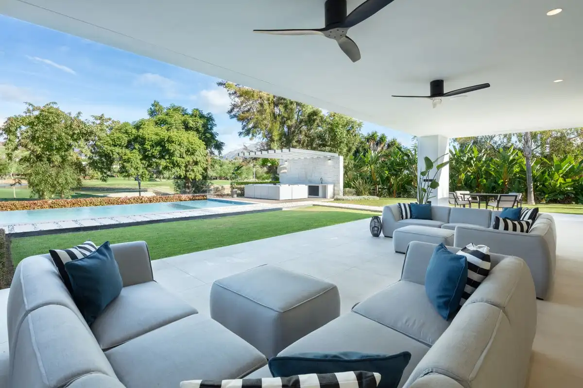 Chalet con piscina en venta en Nueva Andalucía, imagen 2