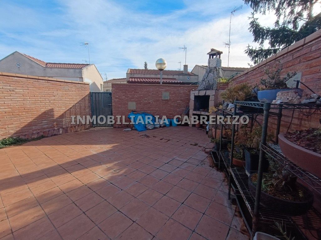 Vista exterior de Casa o xalet en venda en Nalda amb Calefacció, Jardí privat i Terrassa