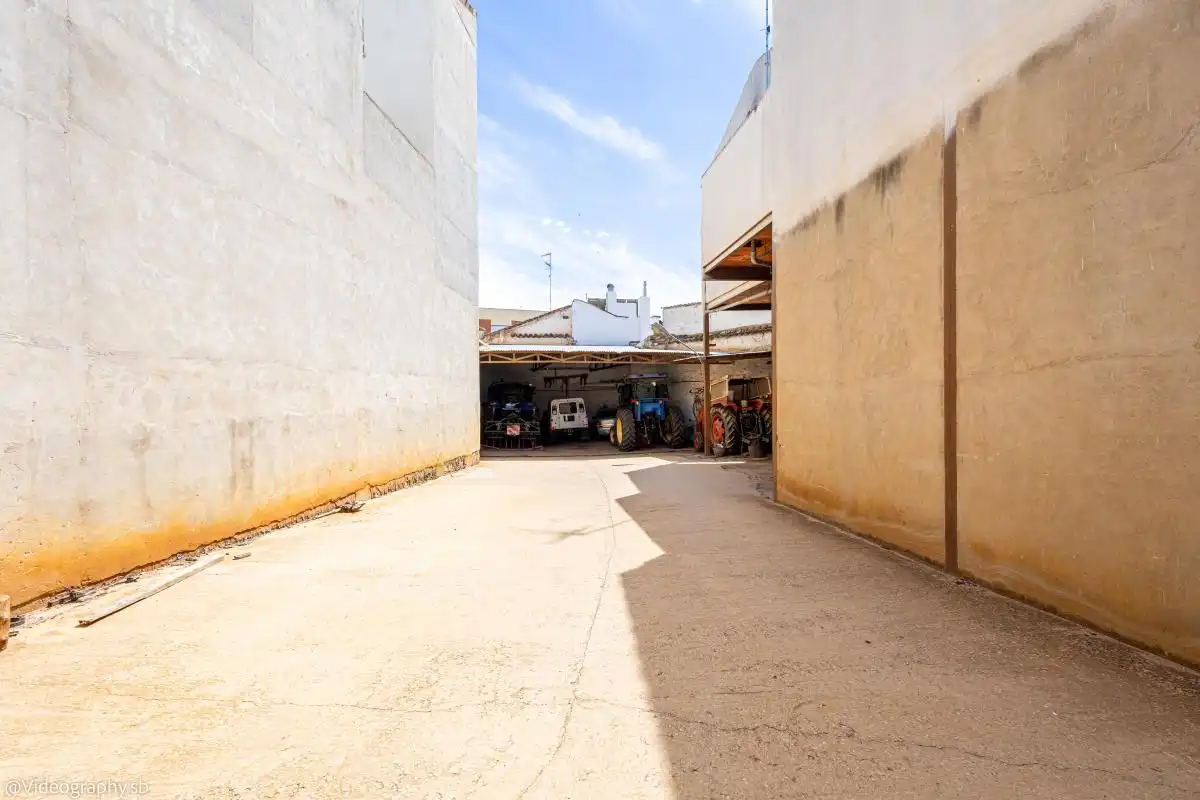 Vista exterior de Casa adosada en venda en Valdepeñas amb Calefacció, Terrassa i Traster